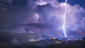 الجو هيقلب فجأة! أمطار رعدية واضطرابات جوية تضرب 3 ولايات وتحذير رسمي للساعات الجاية